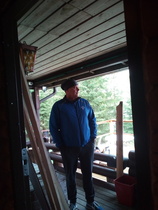 Osaston pj Hytönen tutustumassa tiluksiin ensi kertaa mökillä. Heti hommiin